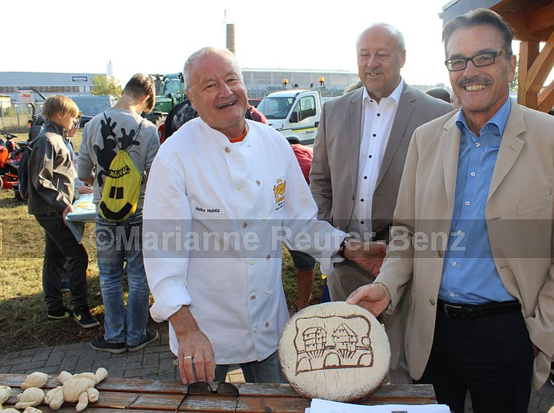 Wie kreativ der Bäckerberuf sein kann zeigte Bäckermeister Heiko Heintz mit seiner neuesten Kreation. Über das „Brückenhaus-Brot“ freute sich auch Landrat Franz-Josef Diel