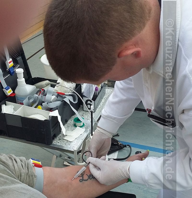 101016-blutspendemarathon-stechen-a