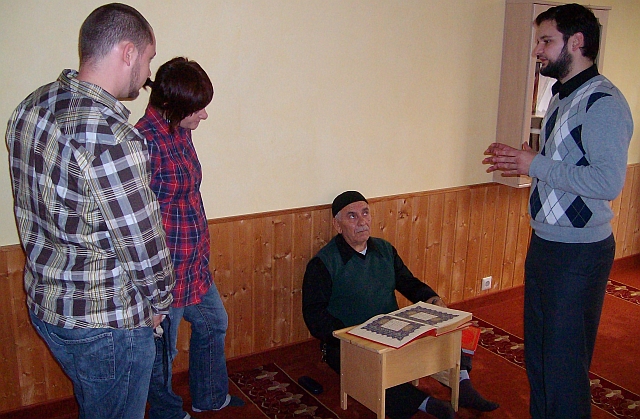 Vorstandsvorsitzender der Türkisch Islamischen Gemeinde Bad Kreuznach e.V. (rechts) am Tag der Offenen Moschee (Foto: Rolf Müller)