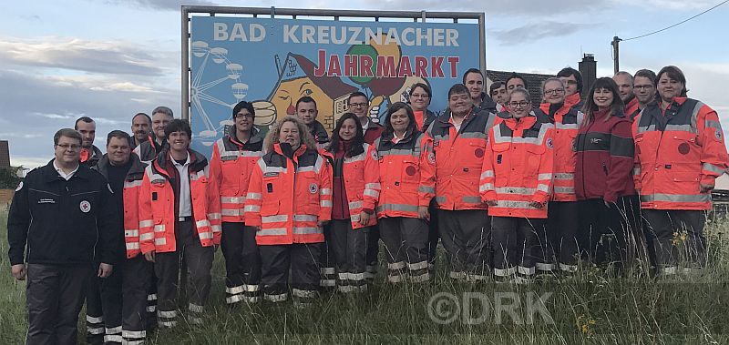 DRK-Gruppenfoto vor Jahrmarktsschild